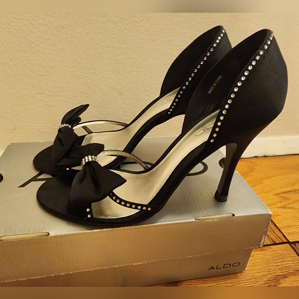 Derinia Satin Peep Toe pump